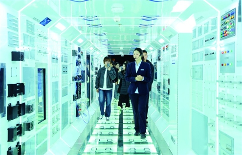 济南大学师生沿“科技+文化+商业”的脉络走进这片发展热土,近距离感受商务区的活力与潜力